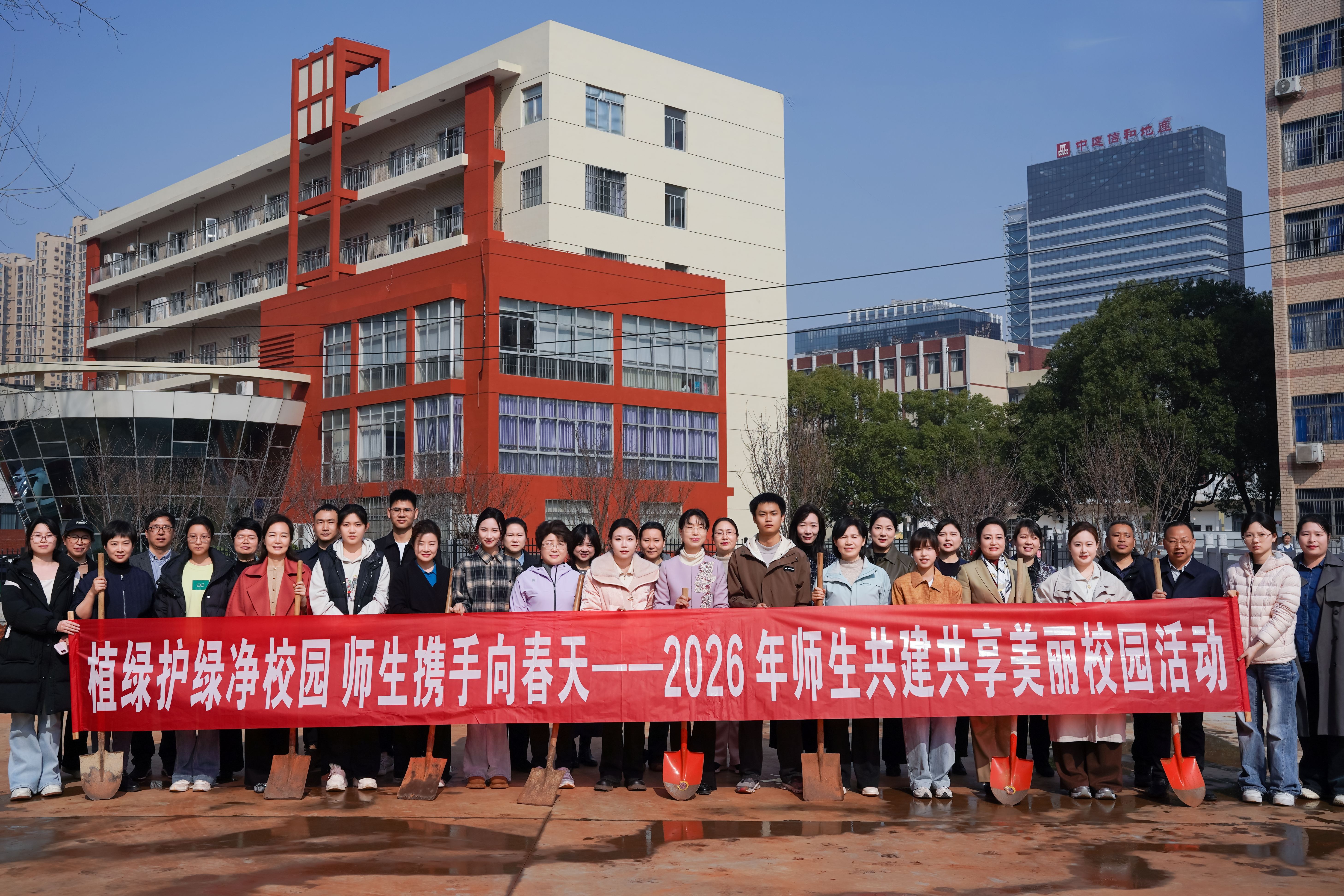 3月12日,best365官网开展“植绿护绿净校园 师生携手向春天”校园美化暨卫生整治活动